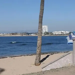 Recamara A Media Cuadra De La Playa Mazatlán